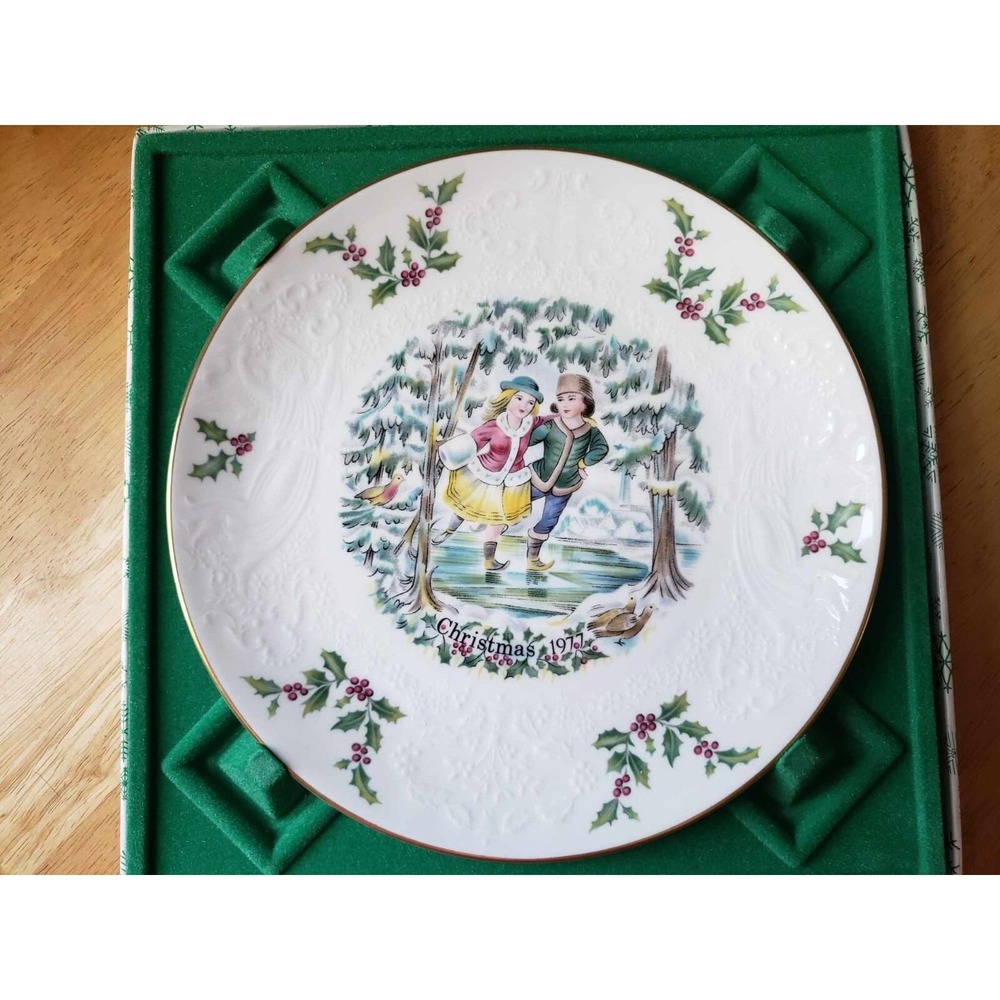 Royal Doulton 1977 Christmas Plate Ice Skaters 1st in Series Box Vintage